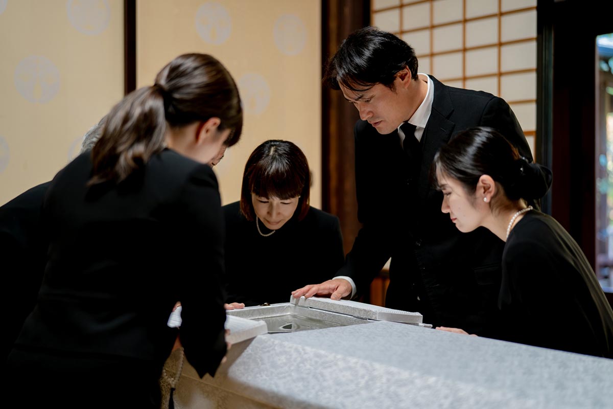 ご家族で葬儀を行なっている様子